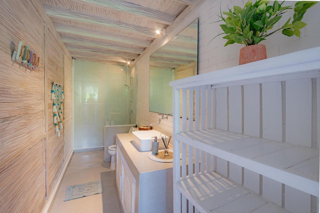 Апарт отель Seminyak Beach Hut Экстерьер фото